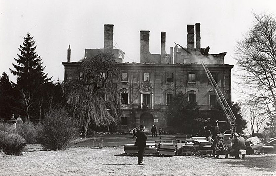 V noci na 2. dubna roku 1976 ohe zdevastoval zámek ve Vali.