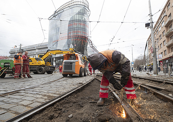 Na praském Andlu probíhá rekonstrukce tramvajové kiovatky. (7. dubna 2022)