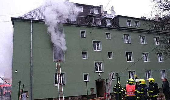 Požár bytu v Opavě vyhnal z domu šest lidí, seniorka do bezpečí nechtěla -  iDNES.cz