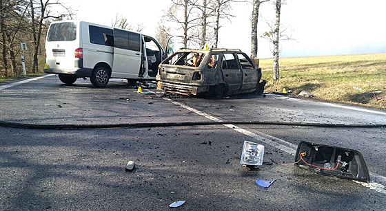 Nehoda tí aut uzavela silnici I/35 mezi Býtí a Hradcem Králové. (9. dubna...