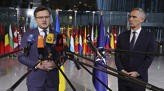 Ukrajinský ministr zahranií Dmytro Kuleba (vlevo) s éfem NATO Jensem...
