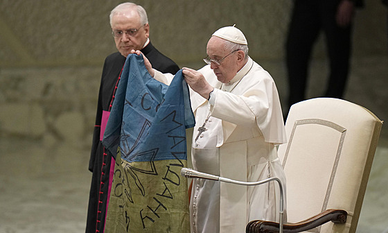 Pape Frantiek odsoudil masakr v Bui a vztyil ukrajinskou vlajku, který mu...