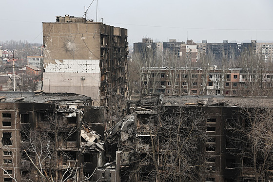 Domy v obléhaném Mariupolu poniené válkou (31. bezna 2022)