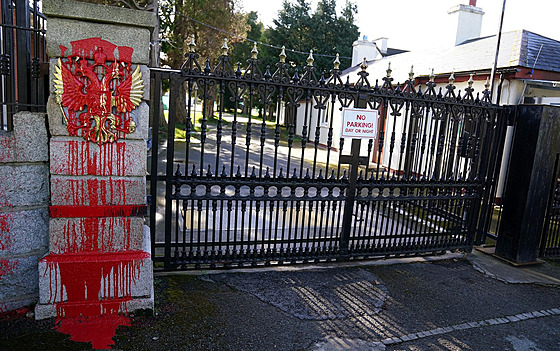 Ruská ambasáda v Dublinu politá krví.