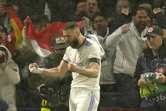 Karim Benzema (Real Madrid) slaví gól ve tvrtfinále Ligy mistr proti Chelsea.