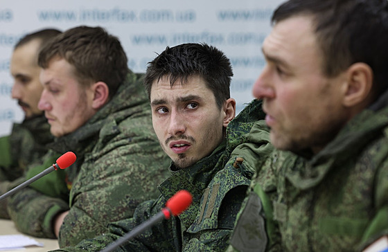 Zajatí rutí vojáci se pidávají na stranu Ukrajinc. (19. bezna 2022)