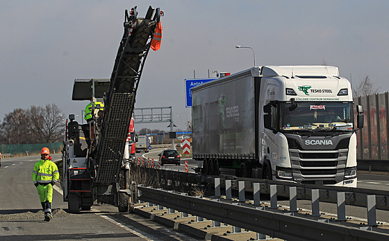 Na zvlnném úseku dálnice D1 mezi Ostravou a Bohumínem zaaly rozsáhlé opravy....