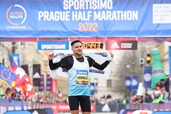 Jií Homolá v cíli praského plmaratonu 2022.