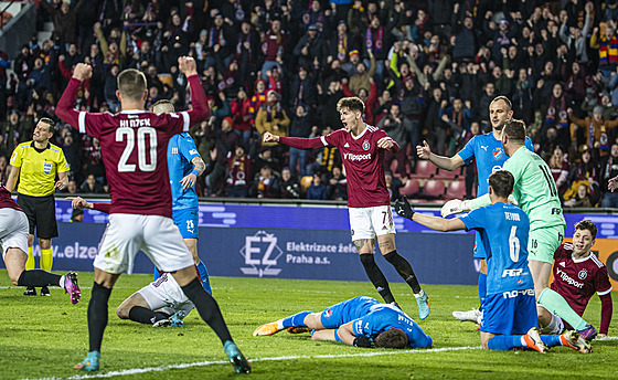 Sparané se radují po druhé brance do sít Baníku Ostrava.