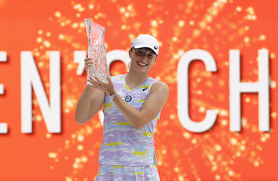 Polka Iga wiateková se raduje po vítzství ve finále turnaje v Miami proti...