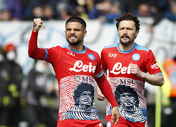 Neapolský Lorenzo Insigne (vlevo) slaví první gól do sít Atalanty.