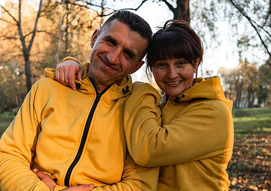 Padesátiletá Oksana Černij s manželem, který musel zůstat na Ukrajině.