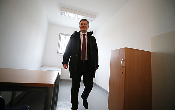 Ministr spravedlnosti Pavel Blaek v cele nového oddílu se zvýenou ostrahou.