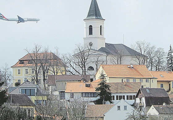 Letadla jsou k vidní i nad Libocí v Praze 6. Fotku nám zaslal tená Roman...