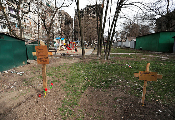 Hroby obyvatel ukrajinského Mariupolu, jednoho z nejvíce zasaených mst ruskou...