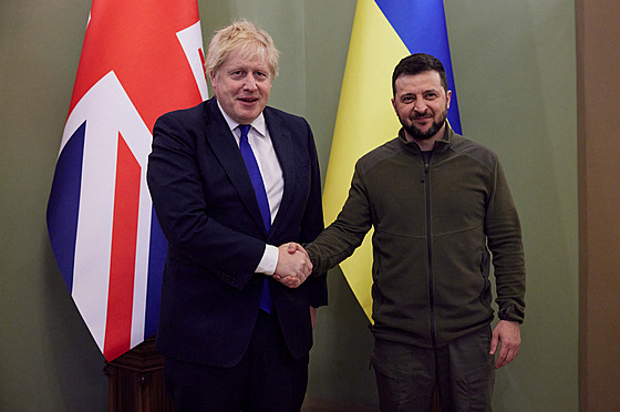 Ukrajinský prezident Volodymyr Zelenskyj pijal v Kyjev britského premiéra...