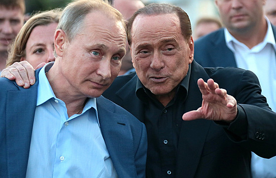 Bývalý italský premiér Silvio Berlusconi a ruský prezident Vladimir Putin pi...