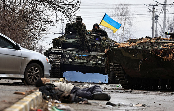 Ukrajinští vojáci po osvobození města Buča v Kyjevské oblasti  (2. dubna 2022)