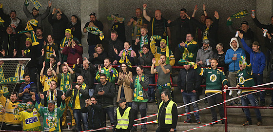 Vsetíntí fanouci na stadionu v Jihlav.