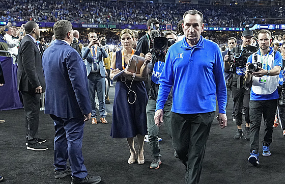 Mike Krzyzewski, trenér Duke, opoutí scénu po posledním zápase.