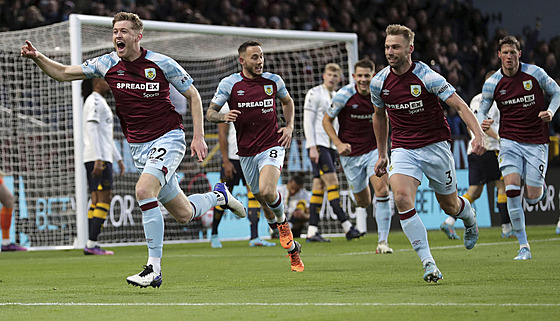 Nathan Collins (vlevo) a jeho spoluhrái z Burnley slaví gól.