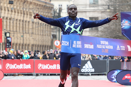 Kean Kenneth Kiprop Renju vítzí v Praském plmaratonu.