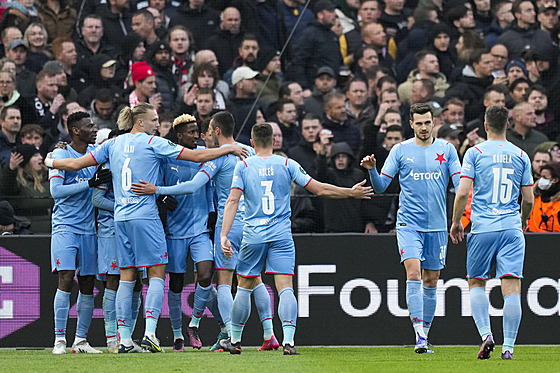 Slávisti�tí fotbalisté v Rotterdamu oslavují vyrovnávací gól Petera Olayinky...