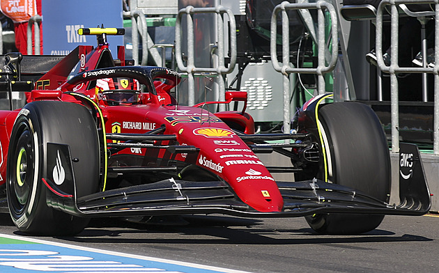 Úvodní tréninky v Austrálii patřily jezdcům Ferrari. Mercedes stále tápe