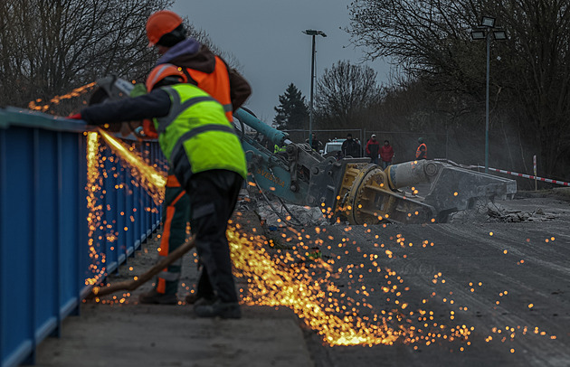 Na dálnici D10 začala stavební sezona, dělníci zbourali most u Kosmonos