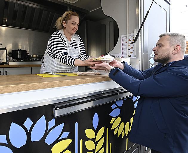 V Pražské tržnici si pochutnáte na boršči, ve food trucku tam vaří Ukrajinky