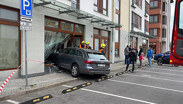 Řidič si spletl brzdu a plyn, auto v Dolních Břežanech nabouralo do výlohy