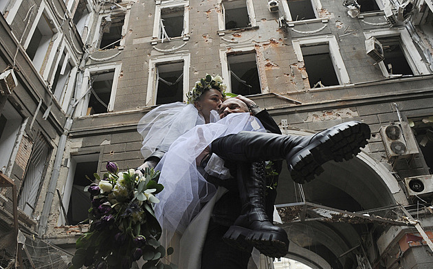 VIDEO: Válka jako pozadí pro svatbu. Pár se v Charkově bral v ruinách domů