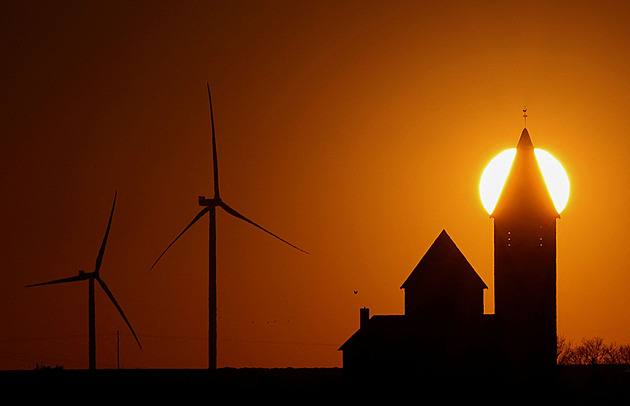 Teplo z pily a na poli větrník. Bavorsko šetří díky komunitní energetice