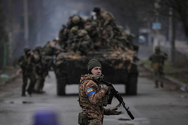 Na Ukrajince v Luhansku padají bomby, z Černihivu už se dá jet do Kyjeva