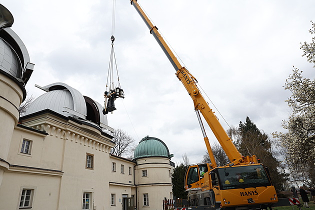 Největší dalekohled z hvězdárny na Petříně se přesouvá do Německa na opravu