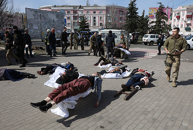 Rakety zabily desítky Ukrajinců, kteří prchali do bezpečí. My nic, tvrdí Rusko