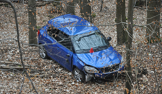 Chlapec v autě rodičů kličkoval po silnici, při honičce s policií boural