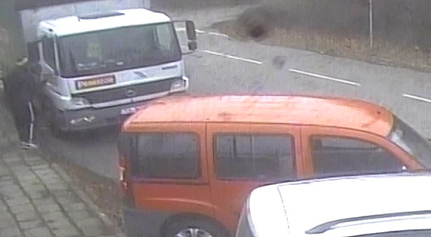 VIDEO: Zloděj v zeleném kulichu si počíhal na náklaďák, oknem vytáhl batoh