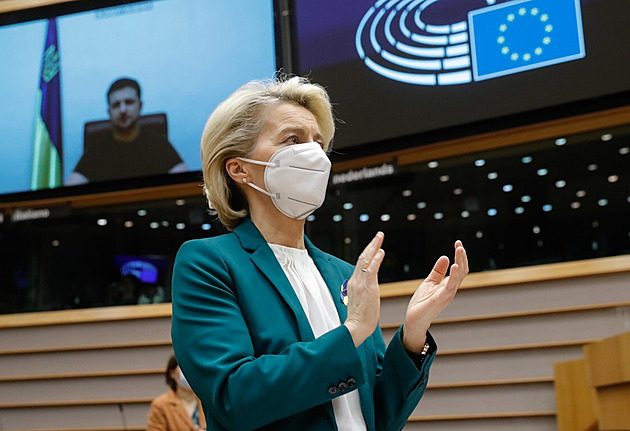 Špičky EU zamíří za Zelenským do Kyjeva, Unie schválí další sankce vůči Rusku