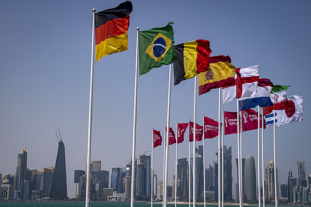 Úplatky, kafala i rekordní emise. Katar hostí šampionát plný kontroverzí