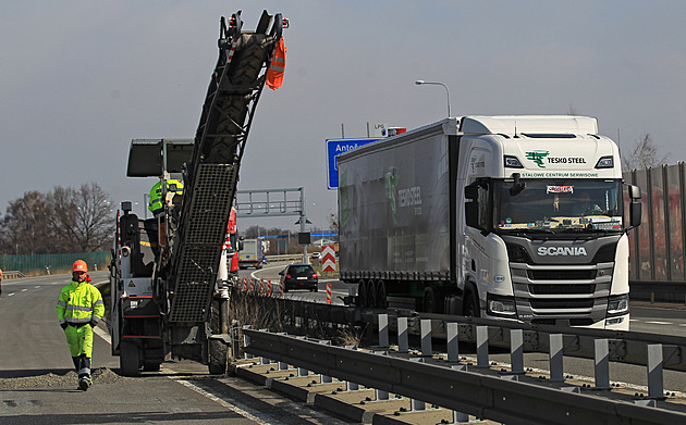 Začala oprava části zvlněné dálnice u Ostravy, náklady platí stavební firmy