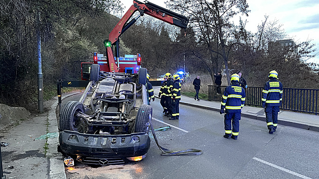 Řidič obrátil auto na střechu. Opilý řidič tvrdil, že jel jako spolujezdec