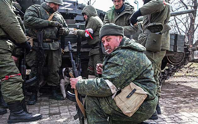 Ruští vojáci prodávají věci ukradené na Ukrajině, pijí a smrdí, líčí svědkové
