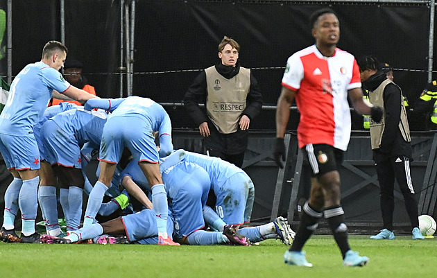Feyenoord - Slavia 3:3, divočina se vším všudy. Traoré srovnal v poslední vteřině