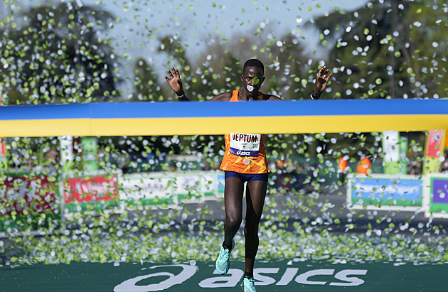 Pařížský maraton ovládli Gelmisa a v traťovém rekordu Jeptumová