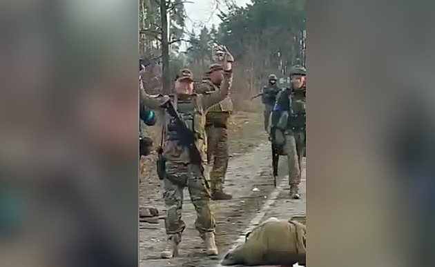 Video údajně ukazuje brutální popravy ruských zajatců ukrajinskou stranou. Jde o Gruzínskou legii, tvrdí Kyjev