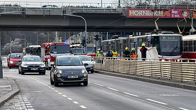 Tramvaj srazila chodce na křižovatce pod Motolem. Byl na místě mrtvý