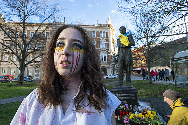 Tichá pieta za Ukrajinu. Desítky Pražanů uctily památku obětí násilí v Buči