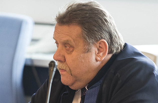 Senát odmítl nominaci Poledníka na ústavního soudce, v dubnu ho navrhl Zeman