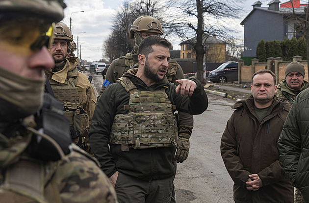 Zelenskyj opustil Kyjev. V Buči na vlastní oči pohlédl na ruské řádění